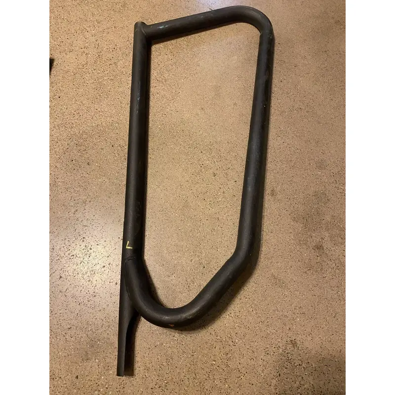 19 20 21 22 23 CAN AM MAVERICK X3 1000 TURBO LH LEFT L LOWER DOOR FRAME METAL